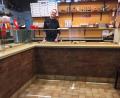 Bild: exb/Andrea Mozzoni
Einer nach dem anderen – wenn nur einer käme. In dieser Pizzeria im Zentrum Maceratas haben die Inhaber Klebestreifen auf den Boden geklebt, um den Mindestabstand anzuzeigen, der vor Corona schützen soll.