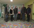 Bild: ibj
Die Eltern-Kind-Gruppen-Leiterin Alexandra Karl (Dritte von rechts) freut sich über die Spende und dankt Volker Jung und Daniel Weidner (von rechts) sowie Christof Braunisch und Balbina und Miroslaw Swadzba (von links).