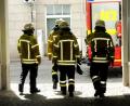 Bild: Stephan Huber
Nicht nur tags, sondern auch mitten in der Nacht ist die Amberger Feuerwehr in Windeseile mit Mann und Maus unterwegs, wenn ihr ein Brand gemeldet wird. Wenn von einem Mehrfamilienhaus die Rede ist, rückt natürlich gleich der ganze Löschzug aus.