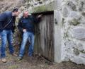 Bild: fz
Geringer finanzieller Aufwand mit großer Wirkung. Josef Schieder zeigt Bürgermeister Anton Kappl (von rechts) die Einflugöffnung in den beiden sanierten Felsenkellern, die den Braunen Langohren gefällt.