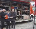 Bild: fppp
Landrat Karl Döhler (rechts) und Oberbürgermeister Oliver Weigel übergaben Stadtbrandinspektor Maximilian Seiler den Schlüssel für den neuen Gerätewagen Gefahrgut.