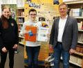 Bild: exb
Lukas Hägler setzte sich am JAS-Gymnasium Nabburg gegen seine Mitschüler durch, denn er konnte beim Geographiewettbewerb „Diercke Wissen“ zahlreiche, oft knifflige und anspruchsvolle Fragen zu Deutschland, Europa und der Welt, zur allgemeinen Geographie sowie auch komplexe Kartenaufgaben lösen. Schulleiter Christian Schwab gratulierte bei der Urkundenverleihung gemeinsam mit der betreuenden Lehrkraft Catharina Höcherl zu diesem Erfolg.
