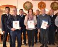 Bild: gi
Die Feuerwehr Etzgersrieth konnte Mitglieder für 25, 50 und 60 Jahre Treue ehren. Dazu gratulierten die Kommandanten Bernhard Hartinger und Markus Reitinger Vorsitzender Rudolf Mitlmeier und zweiter Vorsitzender Fritz Steinhilber (von links).