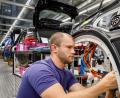 Bild: BMW Group
Montage der Ladedose: Die Plug-in-Hybride laufen im Regensburger BMW-Werk vom selben Produktionsband wie alle anderen Modelle.