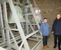 Bild: adj
Pfarrer Thomas Kopp (rechts) freut sich über das Interesse am Klang der Glocken der Pfarrkirchen in Altenstadt/WN. Manuel Sestito (links) stieg gemeinsam mit dem Pfarrer in den Glockenstuhl der Alten Pfarrkirche.