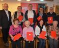 Bild: jr
Langjährige Mitglieder würdigte der SPD-Ortsverein Mitterteich bei einem Ehrenabend im Mehrgenerationenhaus. Im Bild (sitzend, von links) Anneliese Pelz, Anneliese Grillmeier, Mila Braun und Mathilde Stangl sowie (stehend, von links) stellvertretender SPD-Kreisvorsitzender Uli Roth, Erich Tilp, Hans Lugert, Alfred Gültner, Josef Lippert und Ortsvorsitzender Johann Brandl.