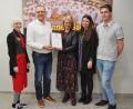 Bild: Bühner
Die stellvertetende Leiterin der Arbeitsagentur Weiden Claudia Wildenauer-Fischer (Dritte von links) übergibt das Ausbildungszertifikat an Firmenchef Gerhard Brunner von Brunner Bäcker. Mit dabei auch (von links) die Auszubildende Christina Hägen, Ausbildungsbeauftragte Eva Würth und Auszubildender Martinez Kartcher.