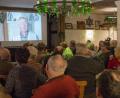 Bild: nza
Aufmerksam verfolgten die Zuhörer das kurzweilige Interview mit Ernst Schießl, der hier im Bild auf der Leinwand zu sehen ist.