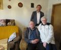 Bild: jzk
Zweiter Bürgermeister Hermann Schraml (hinten) und Schwägerin Margarethe Kiefer gratulierten Johann Meißner zu seinem 85. Geburtstag.