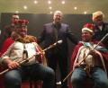 Bild: glb
Als Pfalzgraf krönt Landrat Richard Reisinger (Mitte) auf dem Bockbierfest Haunritz-Högen Fuchsbeck-Bräu Armin Ertel (links) zum Bierkönig und Metzgermeister Rainer Mayer zum Bauernseufzerkönig.