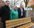 Bild: gf
Pfarrer Dominik Mitterer, Waltraud Lobenhofer und Bürgermeister Roger Hoffmann stellen das neue Mitfahrerbanklerl bei der katholischen Kirche St. Michael vor . Mit der Tafel „Traßlberg Dorfmitte“ wird angezeigt, dass man gerne nach Traßlberg mitfahren würde.