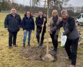 Bild: exb/Sabine Zeidler
Die zwei Baumhaseln pflanzen (von links) Klaus Kunz, Ilona Forster, Jens Meyer, Sabine Zeidler und Herbert Schmid.