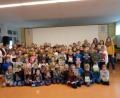 Bild: amö
Stolz präsentieren die Schüler der Winklarner Grundschule ihre Bücher, die ihnen die Vertreter des Elternbeirates (rechts) gespendet haben. Die Lehrkräfte (links) bedankten sich für das Geschenk.