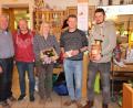 Bild: sl
Vorsitzender Josef Varnhold überreichte an Alois Kirner, Franziska Fürnrohr, Martin Ram und Manuel Bodensteiner (von links) die Preise und gratulierte dazu.