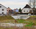 Bild: fjo
Durch Höhenlinien, Fotos und Pläne können die bisherigen Diskrepanzen um die Auswirkungen eines möglichen Hochwassers im Ortsteil Schellenbach ausgeräumt werden. Die Zufahrt eines Anwesens (links) liegt tiefer, als die vorbeiführende Straße.