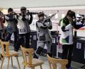Bild: ffl
Hochbetrieb am Schießstand von Hubertus Kastl. Am letzten Wettkampftag traten alle acht Mannschaften der Luftgewehr-Bayernliga an. Auf dem Bild duellieren sich (von links) Neumühle und Luckenpaint sowie Holzhammer und Neubau.
