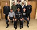 Bild: Berthold Ernstberger/exb
Lukas Schreyer (hinten Mitte) zusammen mit Feuerwehr-Anwärter (vorne, links) Tobias Forster und Elias Ernstberger (rechts) sowie Kommandant Klaus Grötsch. Hinten stehend (von links) Zweiter Bürgermeister Karlheinz Hoyer und Christoph Schulle sowie (von rechts) Vorsitzender Berthold Ernstberger und Bürgermeister Bernd Sommer.