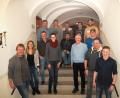Bild: awo
Große Freude herrscht bei den Initiatoren des Heimatunternehmer-Projekts „Ackerbürgerhaus Bärnau“. Der Förderbescheid für die Städtebauförderung der Regierung der Oberpfalz ist zwischenzeitlich eingegangen. Damit hat erstmals ein gemeinnütziger Verein in Bayern mit einer Genussrechtefinanzierung die Basis für ein Altstadtsanierungsprojekt mit innovativem Modellcharakter geschaffen. Gemeinsam mit der Stadt Bärnau KommunalGmbH wird dieses Modellprojekt nun umgesetzt. Im Bild der Vorstand des Vereins mit dem Projektkoordinator Heimatunternehmen Alfred Wolf (links) und Projektleiter Ackerbürgerhaus Edgar Zwerenz vorne, Dritter von rechts).