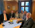 Bild: exb
Beim Mittelstandsgespräch (von links): Stellvertretender Landesvorsitzender der Freien Wähler Bayern und Landratskandidat Hans Martin Grötsch, MdL und parlamentarischer Geschäftsführer Fabian Mehring, Bürgermeisterkandidatin FW Hirschau Johanna Erras-Dorfner, Inhaber Schloss-Hotel Clemens Dorfner, Stadtratskandidat Matthias Dotzler und Brauereibesitzer Franz Dorfner.
