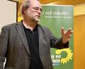 Bild: Eichl
Eike Hallitzky, Landesvorsitzender von Bündnis 90/Die Grünen, sieht seine Partei und deren Kandidaten auch auf dem Land im Aufwind. In Parkstein macht der den Grünen-Kandidaten, ob sie nun Landrat oder Bürgermeister werden wollen, Mut