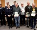 Bild: wro
Ausgezeichnet wurden vom Vorsitzenden Helmut Oppl (rechts) die langjährigen Mitglieder Toni Dutz, Otto Bächer, Herbert Gmeiner und Joachim Fürnrohr (mit Urkunden von rechts). Den Geehrten gratulierten auch die Führungsleute, KBM Florian Trießl, Kommandant Christian Schön, Schriftführerin Sabrina Meißner und 2. Vorsitzender Thomas Oppl (von links).