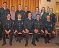 Bild: sön
KBI Hubert Blödt und Bürgermeister Erwin Geitner (stehend, von rechts) gratulierten dem neuen Vorsitzenden des Feuerwehrvereins, Christoph Hirzinger (sitzend, Mitte), und seiner Mannschaft zur Wahl.
