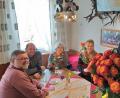 Bild: exb
Landratskandidat Michael Rischke (rechts) hatte zur Freude von Yvonne Biller und Ute Strobl (Zweite und Dritte von rechts) Rosen mitgebracht. Mit auf dem Bild die Stadtratskandidaten Manfred Kick und Thomas Kumeth (von links)