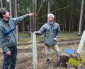 Bild: Lukas Meister
Lukas Rupprecht (links) und Gerhard Hösl erklären den Waldumbau. Durch die neuen Förderrichtlinien können künftig Wildschutzzäune statt der Wuchshüllen aus Plastik ermöglicht werden.