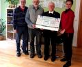 Bild: exb/Josef Schieder
Pfarrer Josef Häring und Kirchenpfleger Josef Schieder (Zweiter und Dritter von rechts) übergeben einen Scheck über 2000 Euro an Pflegedienstleiterin Annette Scherb (links) und Geschäftsführer Rudolf Kneidl (rechts).
