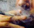 Symbolbild: agentur_dpa
Ein Mann raucht einen Joint mit Marihuana. Verschiedene Drogen-Arten, ihre Wirkungen und schädlichen Folgen rückte Martin Huber, Drogenbeauftragter der Bundespolizei, bei einem Vortrag in der Doktor-Eisenbarth-Mittelschule in den Fokus.