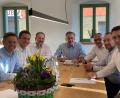Bild: soj
Das neue Bürgerbüro soll ein Ort der Begegnung werden:
(von links) Landtagsabgeordneter Tobias Reiß, Wolfgang Söllner, Bernhard Schindler, stellvertretender Landrat Roland Grillmeier, Bürger,meister Hubert Kraus, Oliver Becher und Europaabgeordneter Christian Doleschal