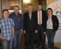 Bild: Karl Schwemmer
Nachbarschaftlicher Besuch in Königstein (von links): Marktratskandidat Manuel Kempa, Bürgermeisterkandidat Bernhard Köller, stellvertretender Bürgermeister Thorsten Grädler aus Vilseck, Landratskandidat Hans-Martin Grötsch und Freie-Wähler-Ortsvorsitzende Doris Lehnerer.