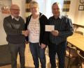 Bild: gpa
Ein Kuvert mit 140 Euro als Beitrag zur Feier des Geburtstags der Gesellschaft „Frohsinn“, die vor genau 140 Jahren von jungen Burschen gegründet worden war, überreicht Dr. Sabine Schultes Vorsitzendem Erwin Dromann (links) und seinem Stellvertreter Fritz Gradl.