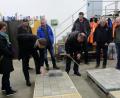 Bild: ohr
In der Bauhofhalle besichtigt der Gemeinderat Stulln vier Bemusterungen für die Gehwege des Baugebiets „Stulln Ost, Am Brensdorfer Weg“ von zwei Anbietern. Das Gremium entscheidet sich in der anschließenden Sitzung nach eingehender Beratung für das Betonpflaster mit der Bezeichnung „Eganto –Muschelkalk“ (links hinten) der Firma Egner.