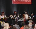 Bild: Karl Schwemmer
Als musikalische Seeräuber machen sich (von links) Christine Ott, Rudolf Bradl, „Captain Hektor“ Norbert Gradl, Robert Schmid und Johannes Trenz einen Reim auf aktuelle Ereignisse in Auerbach.