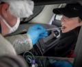 Bild: Peter Kneffel/dpa
So wie hier bei einem Test in München, nehmen Mitarbeiter des Gesundheitsamts Weiden/Neustadt nach Terminvereinbarung Abstriche bei Bürgern mit Corona-Verdacht. Mit einem Unterschied: In Weiden machen Betroffene den Abstrich selbst. Das soll weniger Würgereiz verursachen und zuverlässigere Ergebnisse liefern.