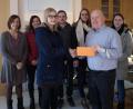 Bild: hai
An Leiter Gerhard Wolf (Zweiter von rechts) und Pflegedienstleiterin Heidrun Neuber überreichten Lea Serfling, Steffi und Michi Popp, Sabrina Scherm sowie Maria Merkel (von links) die Spende.
