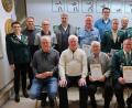 Bild: bsc
Bereits seit 60 Jahren gehört Oskar Müller aus Wiesau (vorne, Zweiter von rechts) dem Schützenverein Frauenreuth an. Auf 55 Jahre Mitgliedschaft kann Oswald Franz aus Neusorg (vorne, Zweiter von links) verweisen. Die scheidende Schützenmeisterin Edeltraud Kaßeckert (stehend, links) gratulierte zusammen mit den beiden Bürgermeistern Gottfried Härtl (hinten rechts) und Oskar Schuster (stehend, Zweiter von links) allen geehrten Vereinsmitgliedern.