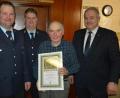 Bild: jr
Seit 60 Jahren ist Johann Härtl (Zweiter von rechts) Mitglied bei der Feuerwehr Leonberg. Ihm gratulierten (von links) Vorsitzender Bernhard Lindner, Kommandant Thomas Lindner und Bürgermeister Johann Burger.