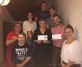 Bild: exb
SPD-Ortsvorsitzender Rudi Teichmann (rotes Hemd) und Bürgermeisterkandidatin Moni Waldeck (ganz rechts) gratulieren den Gewinnern.