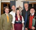 Bild: hcz
Die Heimatring-Vorsitzenden Heiner Vierling (hinten, rechts) und Norbert Uschald (vorne, links) danken den "Altbairschen" für die interessante Vorstellung ihres Vereins.