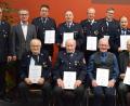 Bild: mde
Josef Sticht, Franz Schwemmer, Martin Schönfelder und Max Neumann (sitzend von links), Alfred Vogel, Markus Scharf, Günter Filbinger, Werner Weismeier, Peter Denz und Klaus Fiebig (stehend von rechts) erhielten von Feuerwehrvorsitzendem Roman Schäffler (links) Urkunden für ihre Treue. Bürgermeister Werner Nickl (Zweiter von links) gratulierte.