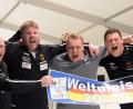 Bild: Kamhuber
Die deutschen Eisstock-Weitschützen sind endlich wieder Mannschafts-Weltmeister: Der Kemnather Reinhold Beyerlein jubelt mit seinen Teamkollegen Peter Rottmoser, Markus Schätzl und Michael Späth (von links).