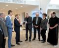 Bild: Claudia Seitz/exb
Architekt Joachim Peithner (Vierter von rechts) übergab einen symbolischen Schlüssel für den Neubau an Geschäftsführer Dr. Martin Baumann (Vierter von links). Mit ihm freuten sich der stellvertretende Geschäftsführer Michael Enzmann (links), Pflegedirektor Frank Hederer (Zweiter von links), Träger-Geschäftsführer Christian Kuhl (Dritter von links), Ärztlicher Direktor Dr. Detlef Schoenen (Dritter von rechts), die stellvertretende Ärztliche Direktorin Dr. Elisabeth Bösl und Krankenhausseelsorger Pater Thomas.
