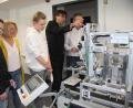 Bild: wro
Geballte Information bot der Tag der offenen Tür an den EDV-Schulen in Wiesau. Schulleiter Thomas Metzler (Zweiter von rechts) erklärte die Details und verriet auch, wo die Fachvorträge stattfinden.