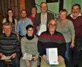 Bild: jml
Urkunden für lange Mitgliedschaft erhalten Johann Bauer für 50 Jahre, Gudrun und Georg Bauderer für jeweils 15 Jahre (vorne von links) und Bürgermeister Rudolf Götz (dahinter) für 10 Jahre Treue zum VdK. Den Dank der Geschäftsstelle überbringen die Kreis- Frauenbeauftragte Carola Brust und Kreisgeschäftsführerin Sarah Klos. Auch Schriftführer Christopher Oppenowski, Kassierin Manuela Lauer sowie die Vorstände Gerda Zimmermann und Johann Müller (von links) gratulieren den Geehrten.