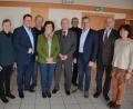 Bild: jr
Über viele Glückwünsche zum 80. Geburtstag freute sich am Mittwochvormittag Reinhold Csakli. Im Bild (von links) Reinhard und Christine Etzold, Stefan Grillmeier und Anton Bauernfeind (beide TuS), Veronika und Reinhard Csakli, Eduard Bauer, Bürgermeister Roland Grillmeier sowie Pfarrer Martin Schlenk und dessen Frau Christine.