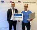 Bild: exb
Studiendirektor Michael Bäumler (erweiterte Schulleitung) und Systembetreuer Fachoberlehrer Gerhard Sporer freuen sich über die Auszeichnung des Beruflichen Schulzentrums als Smart School 2020.