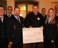 Bild: gru
Scheckübergabe durch den Vorsitzenden der Feuerwehr Edesfeld, Alexander Luber, an Manfred Rupprecht von den First Respondern. Mit im Bild Aktiven der Rettungsleute und der Feuerwehr. Edelsfeld