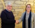 Bild: do
Den Besuch von Stadtpfarrer Thomas Jeschner bei der Jahreshauptversammlung der Gemeinschaft St. Georg nutzt Vorsitzende Petra Danzer, um dem Seelsorger zum Ehrentitel "Bischöflicher Geistlicher Rat" zu gratulieren.